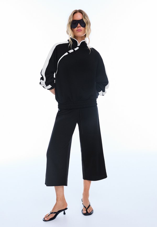 Bershka QIPAO NECK - JUMPER - Sweatshirt - black