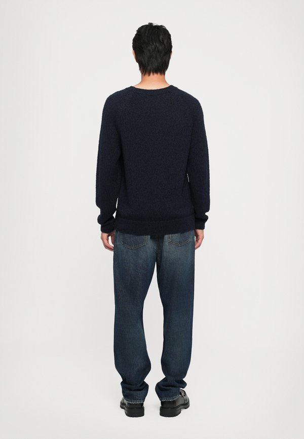 CLOSED CREW NECK