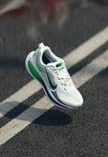 Nike Performance VOMERO UNISEX - Road running shoes - white/midnight navy/green spark
