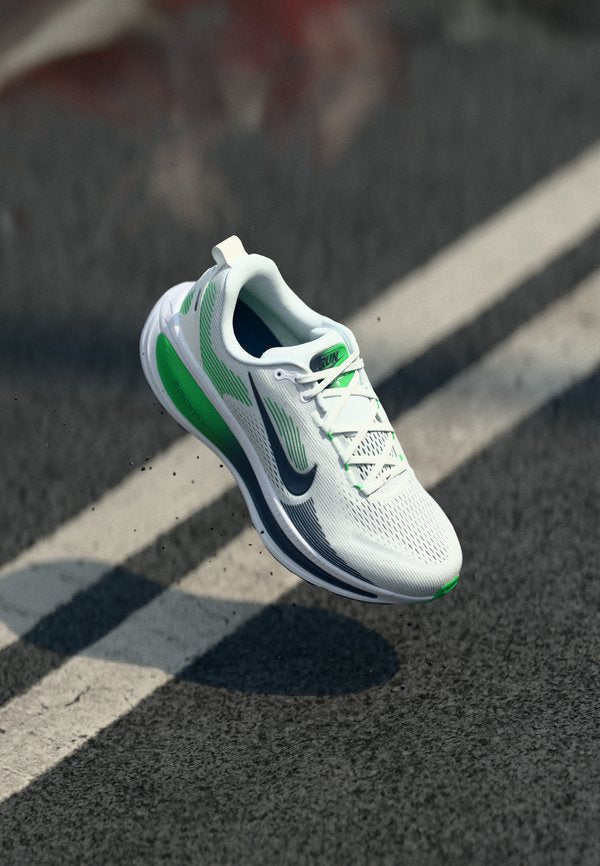 Nike Performance VOMERO UNISEX - Road running shoes - white/midnight navy/green spark
