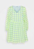 Noisy May Petite NMNEON  V NECK CHECK DRESS