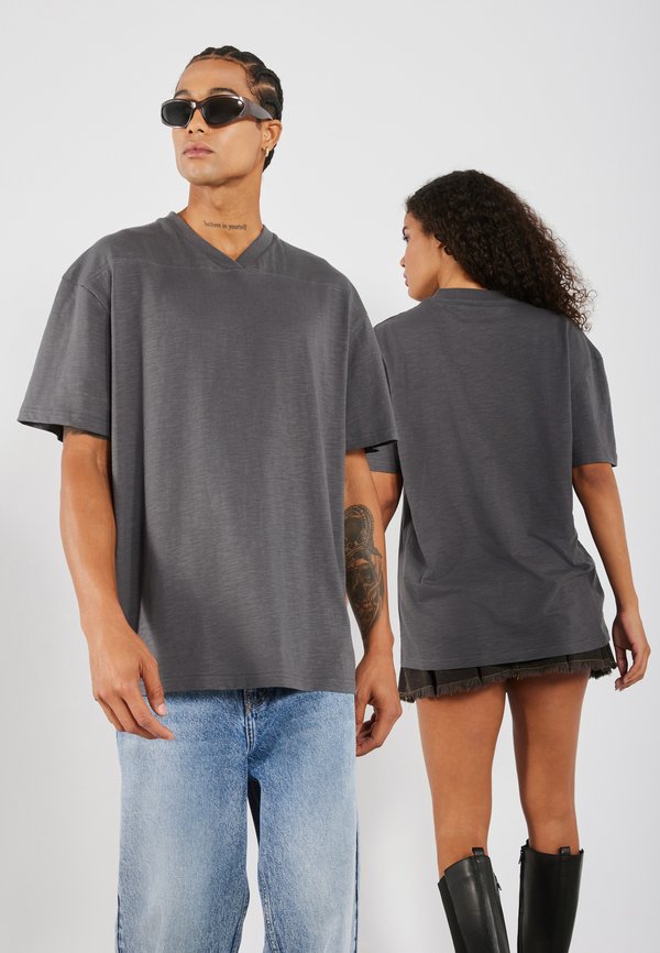 YOURTURN by Zalando OVERSIZED FIT V NECK