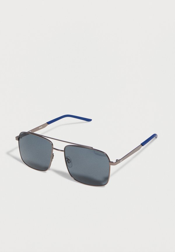 Nike Sportswear TRAVELER STRIKE UNISEX - Sunglasses - gunmetal/grey