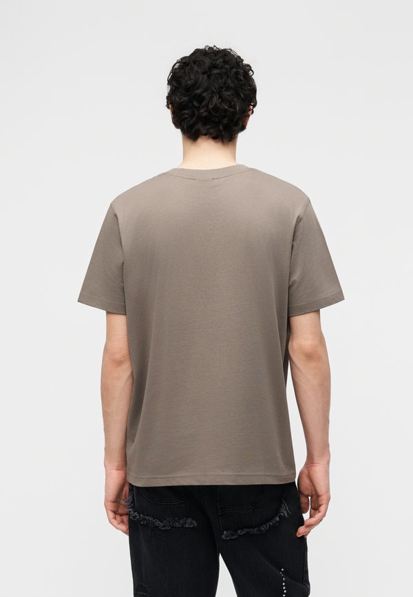 Umbro DISTRESSED LARGE LOGO GRAPHIC TEE