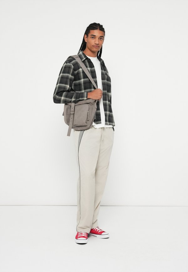 Hollister Co. BAGGY TRACK PANT