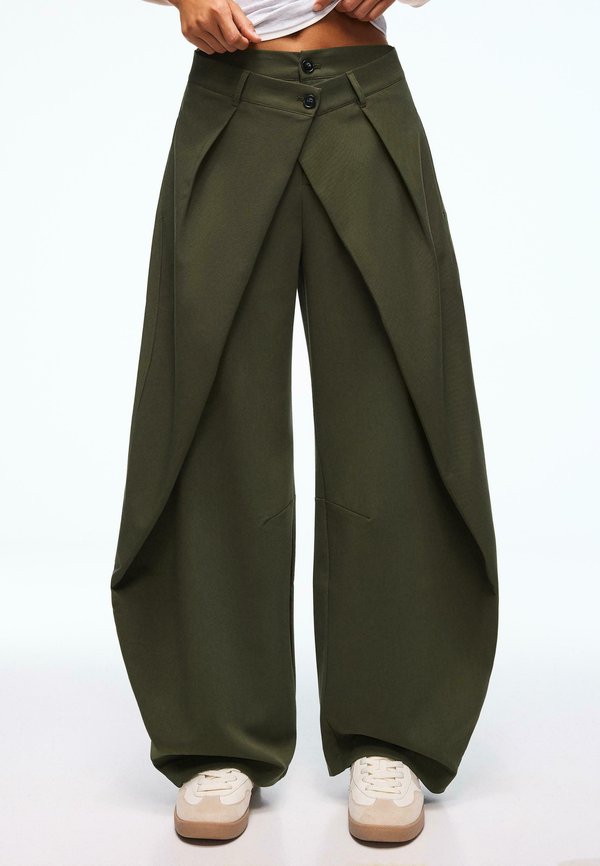 Bershka PLEATED BARREL - Trousers - khaki