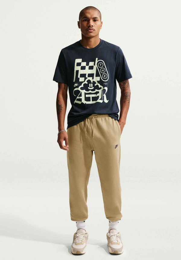 Nike Sportswear M NK CLUB BB JOGGER - Tracksuit bottoms - parachute beige/parachute beige/obsidian