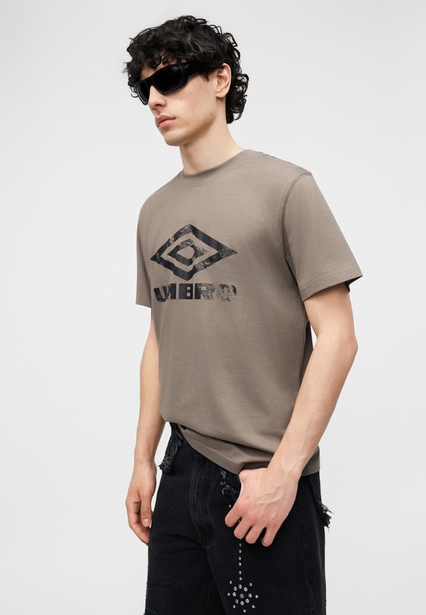 Umbro DISTRESSED LARGE LOGO GRAPHIC TEE