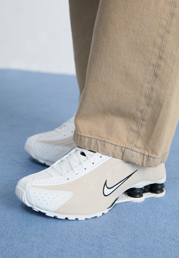Nike Sportswear SHOX R4 SE 2 - Trainers - summit white/black/orewood
