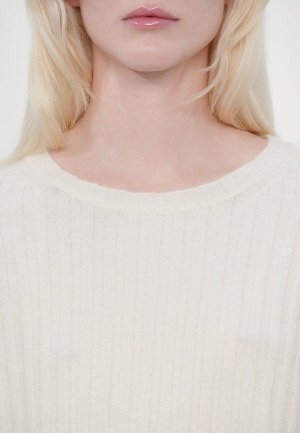 CLOSED CREW NECK