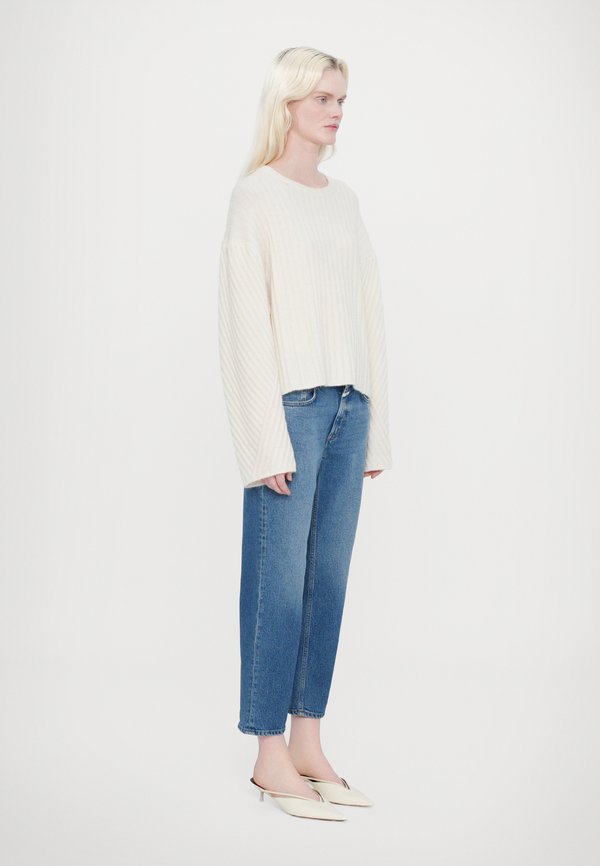CLOSED CREW NECK