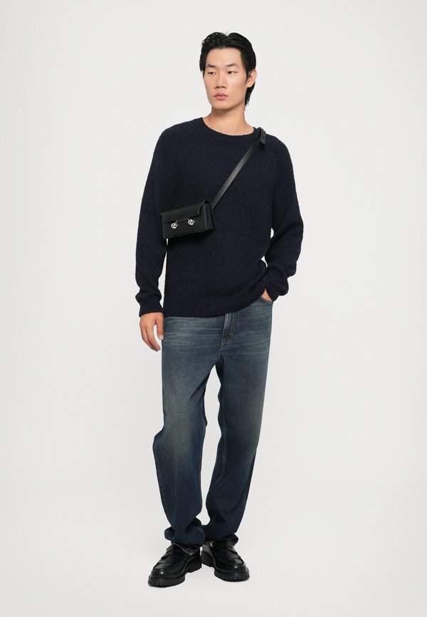 CLOSED CREW NECK