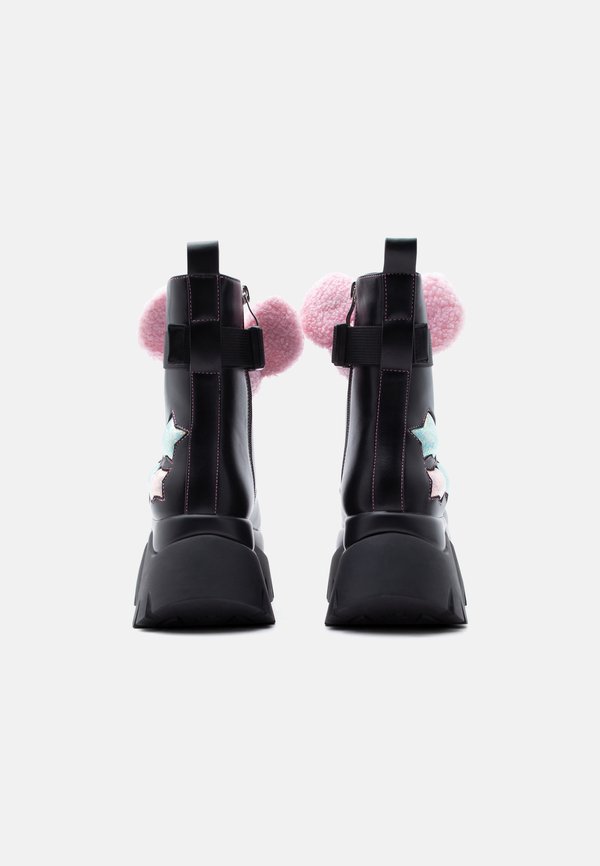 Koi Footwear JAZMIN BEAN X FRUNKROCKER SIDEKICK PLATFORM BOOTS