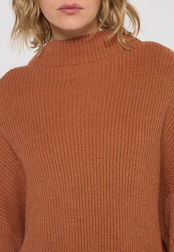 CLOSED FUNNEL NECK LONG SLEEVE
