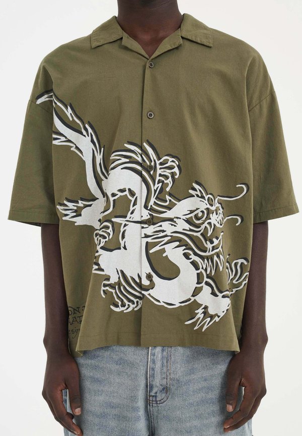 Ed Hardy OFFSET DRAGON CAMP SHORT SLEEVE
