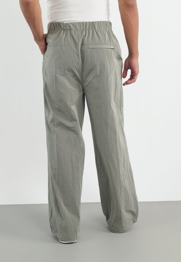 YOURTURN by Zalando REFLECTIVE TROUSERS UNISEX