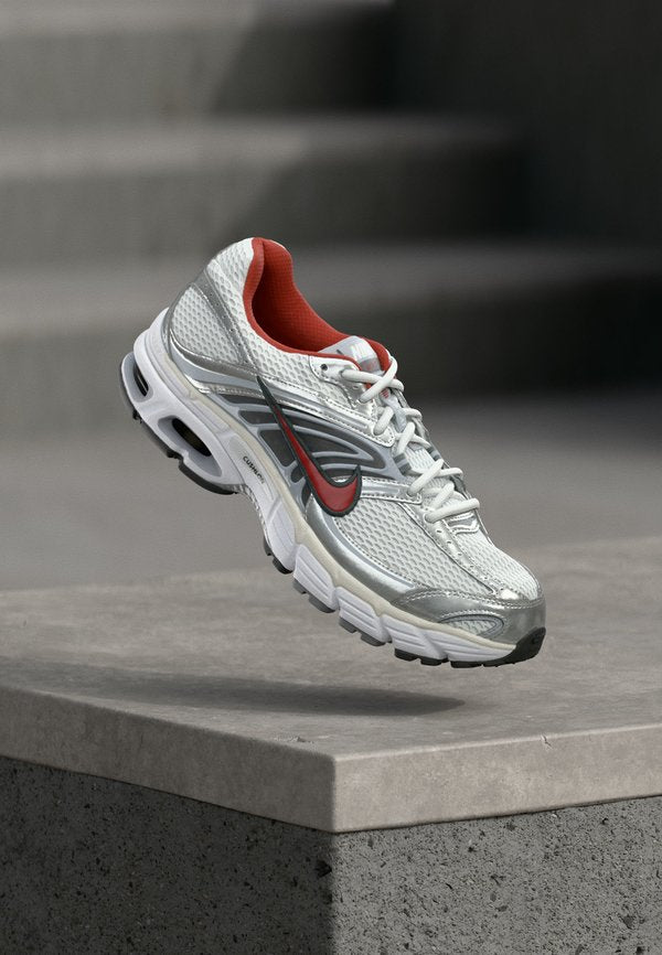 Nike Sportswear NIKE AIR MAX MOTO 2K - Trainers - photon dust/dune red/wolf grey/summit white/smoke grey/dark smoke grey