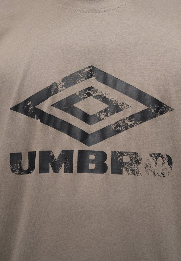 Umbro DISTRESSED LARGE LOGO GRAPHIC TEE