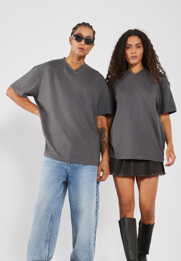 YOURTURN by Zalando OVERSIZED FIT V NECK