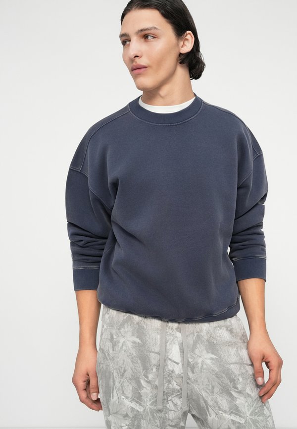 Hollister Co. WEBEX BOXY CREWS