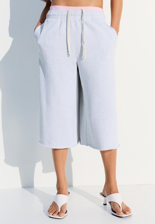 Bershka PLUSH BERMUDA SHORTS 01855478 - Tracksuit bottoms - dark grey