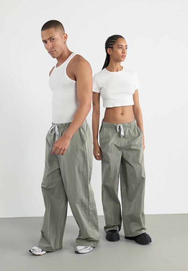 YOURTURN by Zalando REFLECTIVE TROUSERS UNISEX