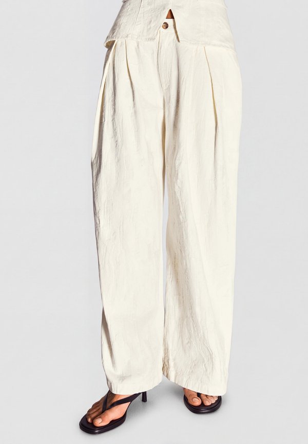 Bershka WIDE-LEG LOW-RISE TEXTURED TROUSERS - Trousers - white
