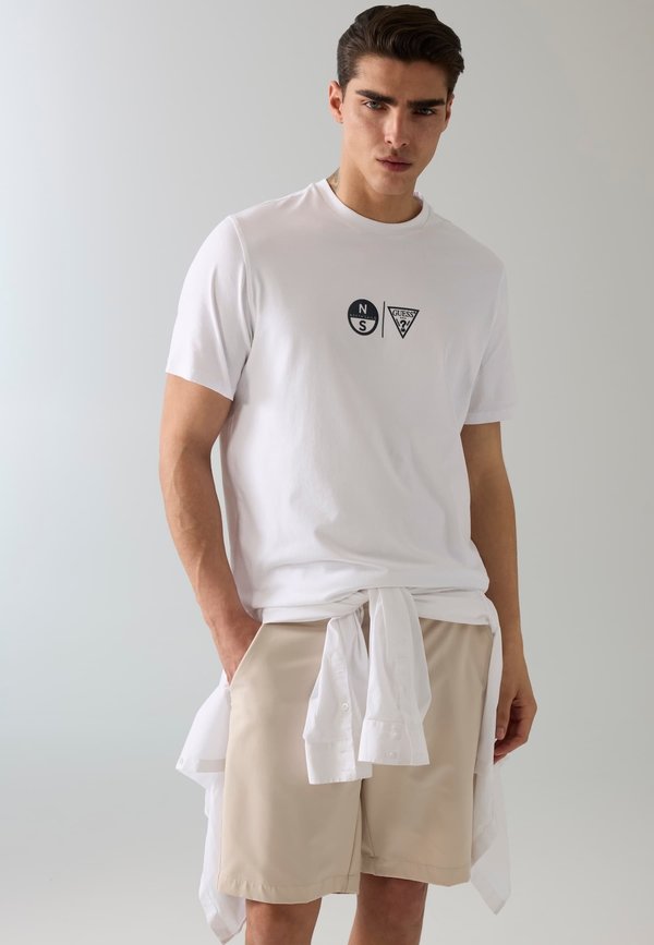 Guess T-SHIRT MIT GEDRUCKTEM LOGO - Print T-shirt - weiß