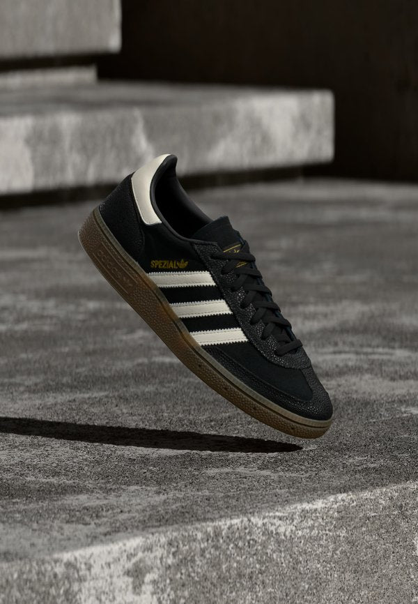 adidas Originals HANDBALL SPEZIAL - Trainers - core black/cloud white/gold-coloured metallic