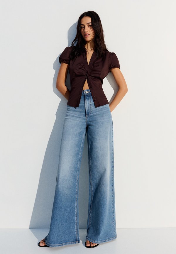 Bershka HIGH-WAIST WIDE-LEG - JEANS - Wide Leg - light blue
