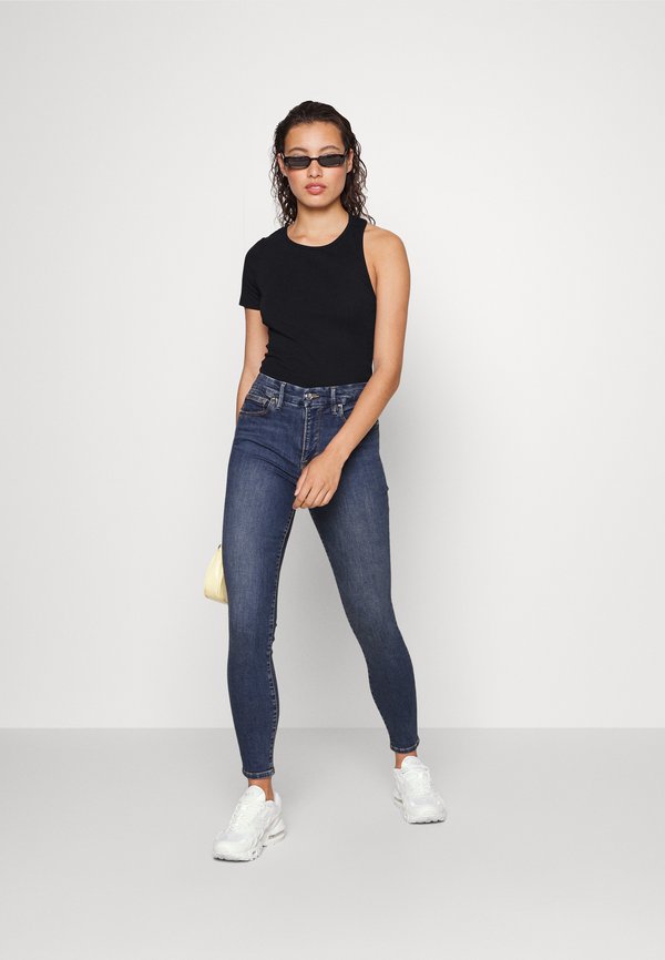 Good American ASYMMETRICAL OPEN BACK TEE