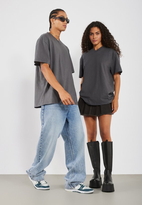 YOURTURN by Zalando OVERSIZED FIT V NECK
