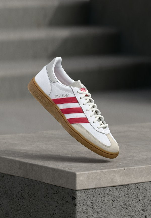 adidas Originals HANDBALL SPEZIAL LIVERPOOL FC SHOES - Trainers - footwear white/strawberry red/grey two