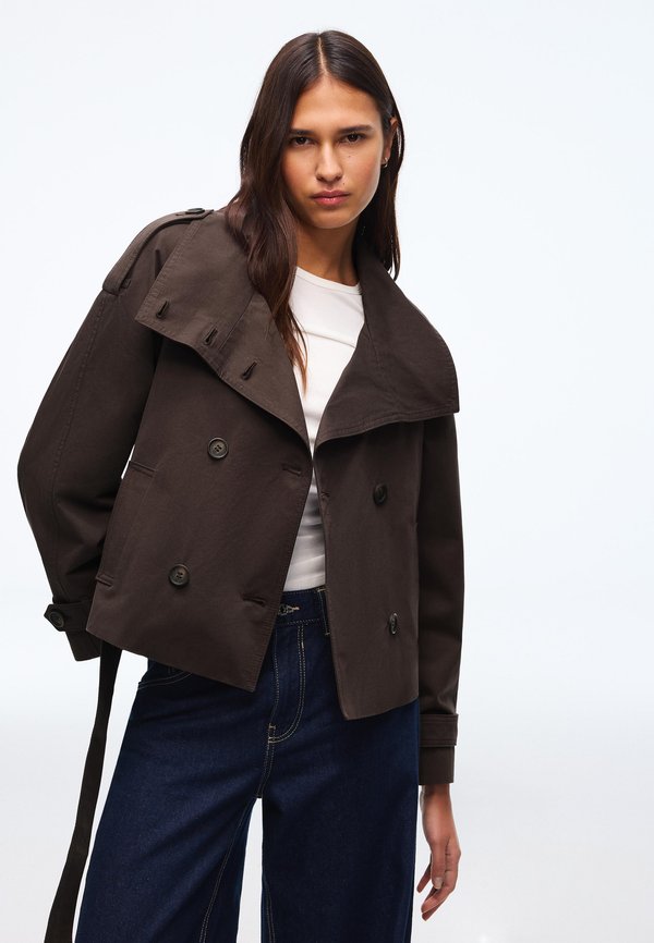 Bershka FUNNEL NECK TRENCH JACKET 00030200 - Summer jacket - dark brown