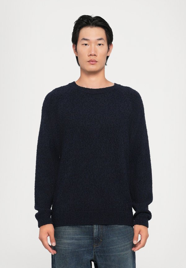 CLOSED CREW NECK