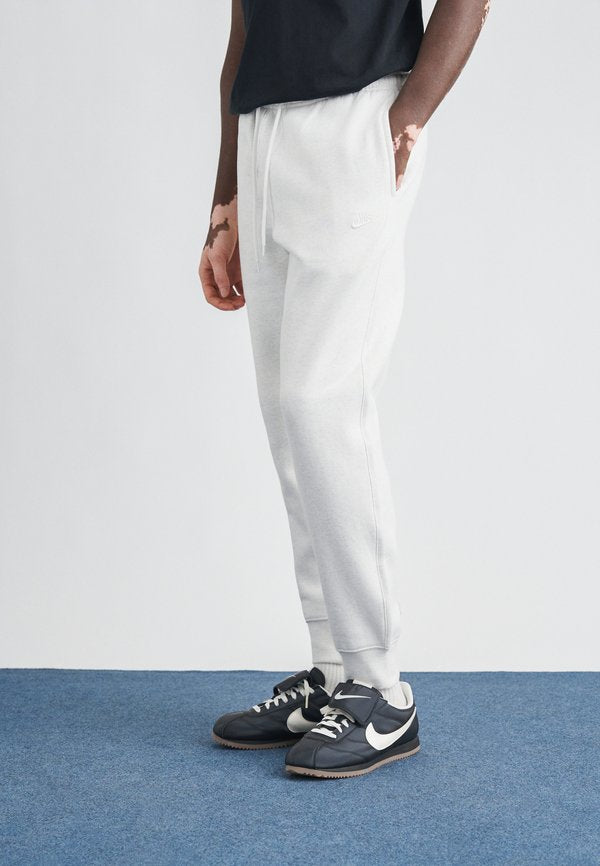 Nike Sportswear M NK CLUB BB JOGGER - Tracksuit bottoms - birch heather/white