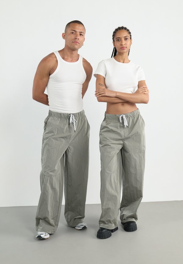 YOURTURN by Zalando REFLECTIVE TROUSERS UNISEX