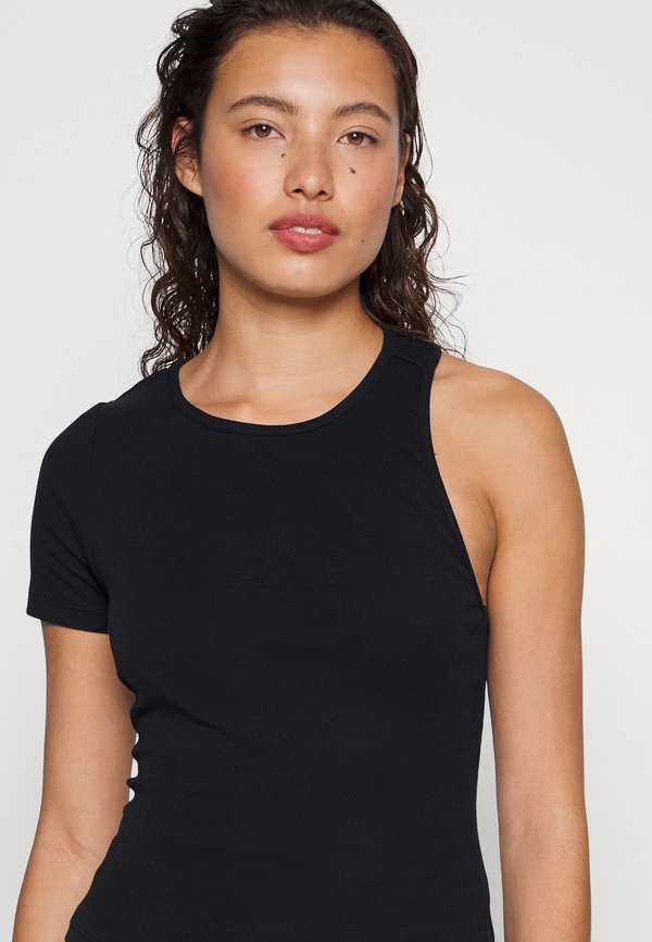 Good American ASYMMETRICAL OPEN BACK TEE