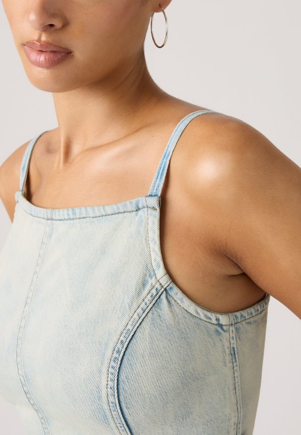 Levi's® SQUARE NECK