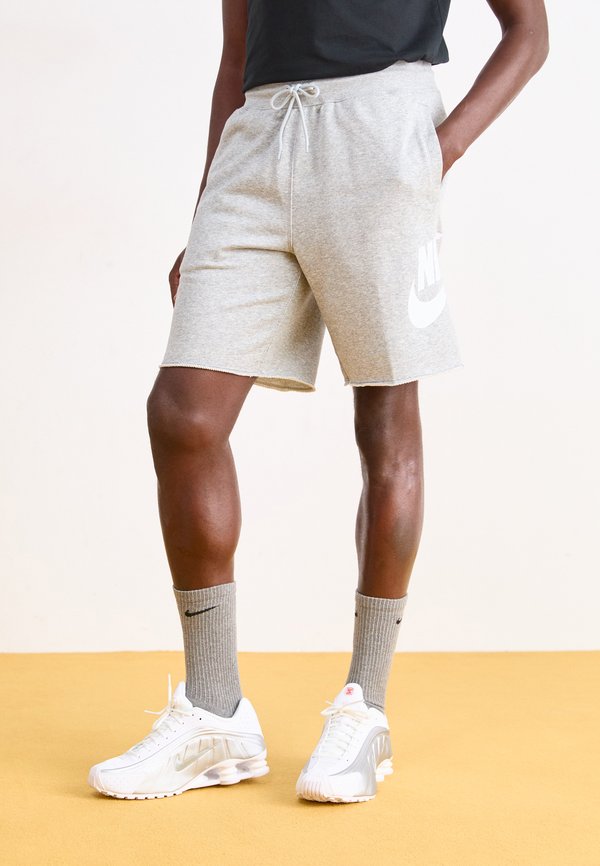 Nike Sportswear M NK CLUB ALUMNI FT SHORT - Tracksuit bottoms - grey heather/light smoke grey/white