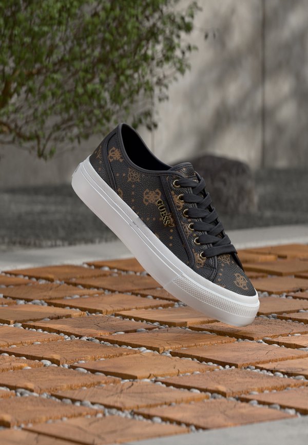 Guess JELEXA10 - Trainers - brown