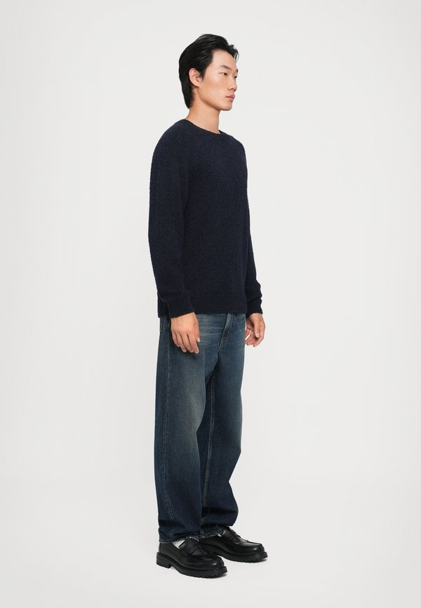 CLOSED CREW NECK