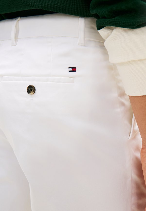 Tommy Hilfiger BROOKLYN SATIN SLIM CHINO SHORTS