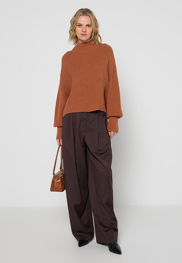 CLOSED FUNNEL NECK LONG SLEEVE