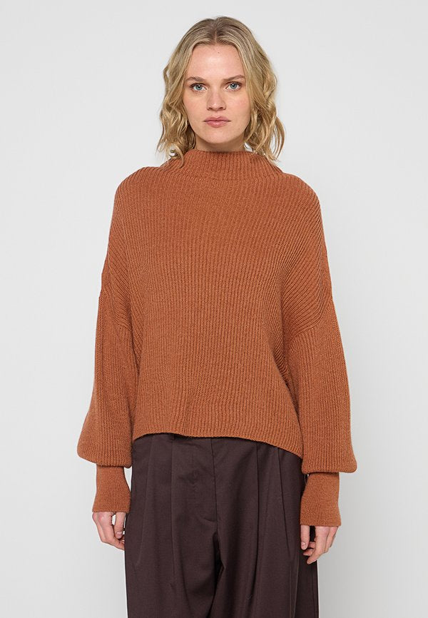 CLOSED FUNNEL NECK LONG SLEEVE