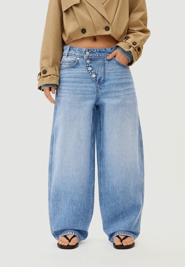 Bershka BARREL WITH FRONT BUTTONS - Relaxed fit jeans - light blue