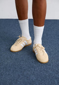 adidas Originals GAZELLE LO PRO W - Trainers - sand strata/ white/gum