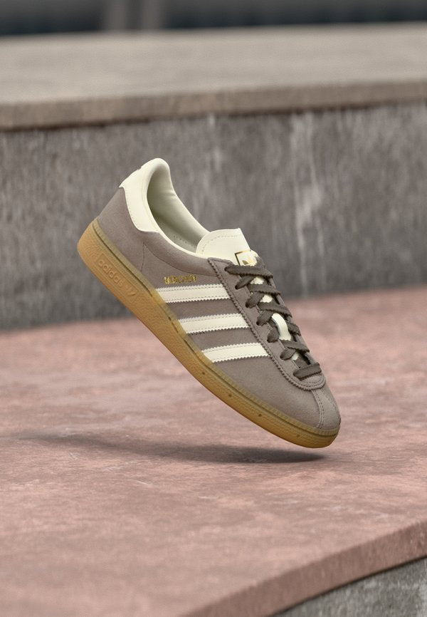adidas Originals MUENCHEN - Trainers - earth strata/off white